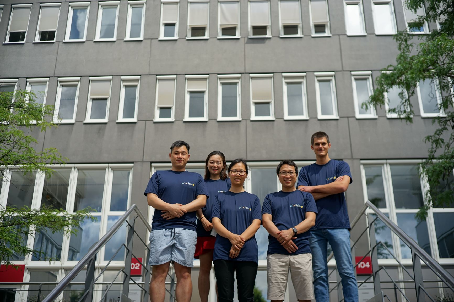 Das 5-köpfige Team der PixelBiotech GmbH (Yongsheng Cheng ist der zweite von rechts) steht vor seinem Laborgebäude in Heidelberg Wieblingen.