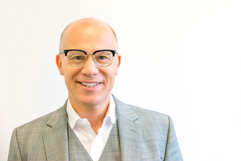 Bild zeigt das Portrait/Schuler-foto des zweiten CEO von DiHeSys, Prof. Christian Franken, Mittfünziger in Nadelstreifen, Kurzhaarschnitt, modische Brille.