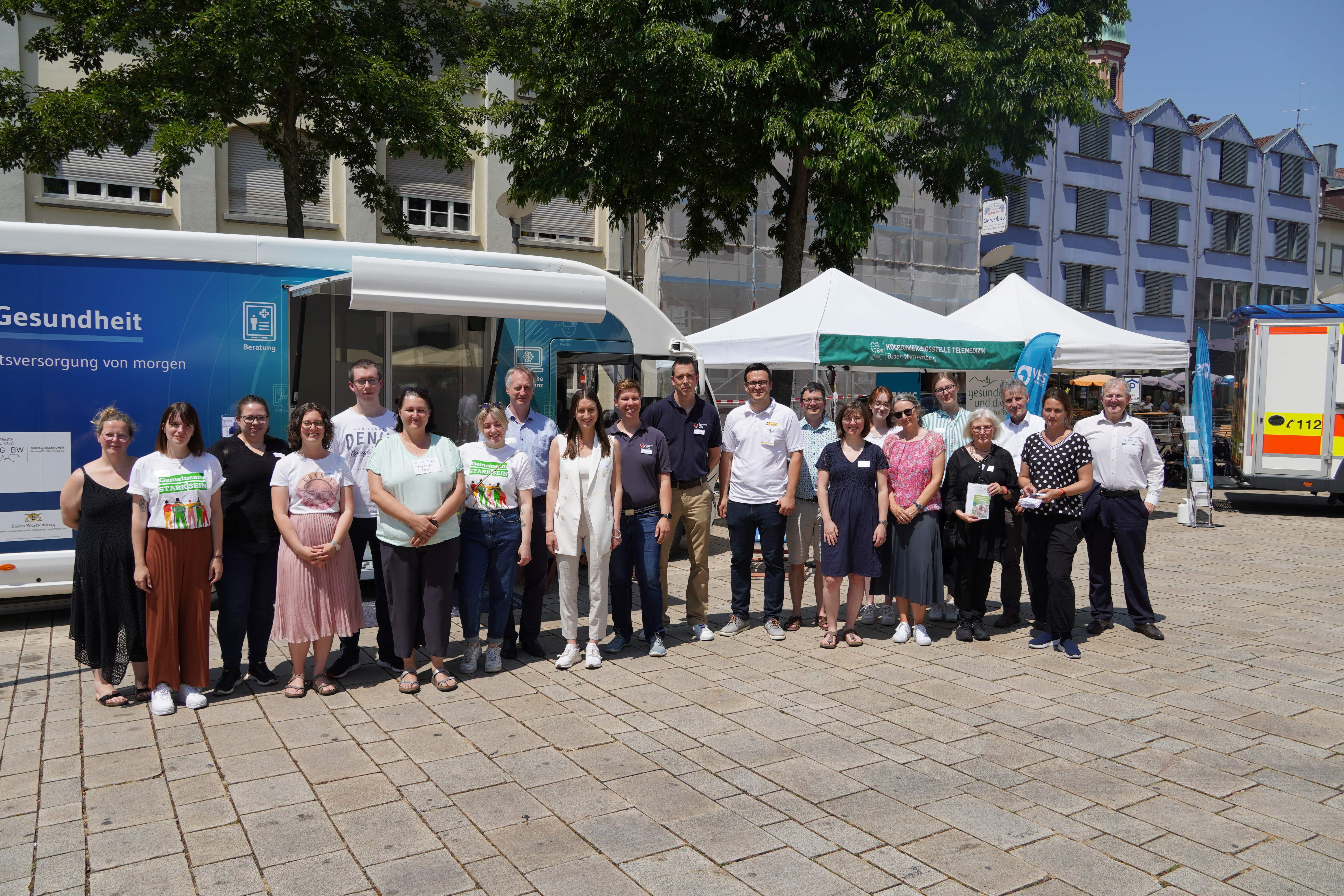 Zahlreiche Menschen stehen vor dem Digital Health Truck