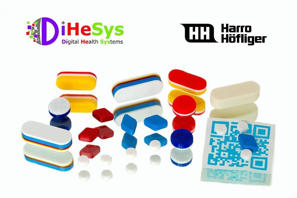 Bild zeigt unterschiedliche Arzneimittel mit unterschiedlichen Formen, Farben und Größen sowie einen QR-Code, der sowohl Wirkstoff als auch weitere nützliche Informationen enthalten kann.