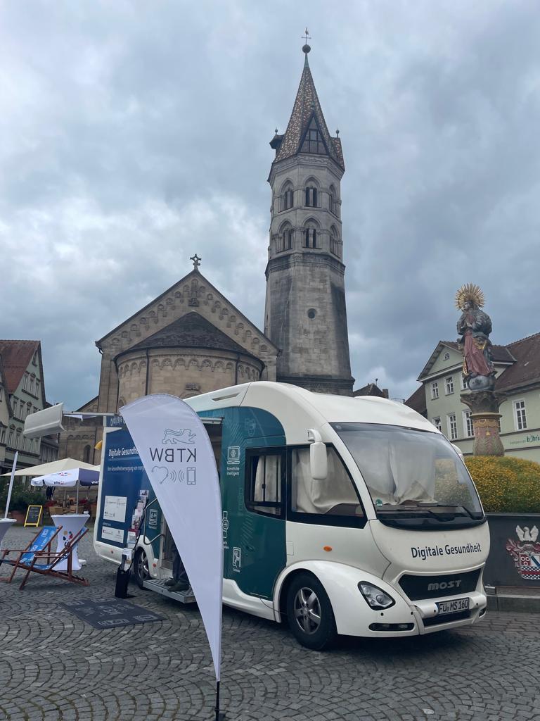 Im Digital Health Truck können sich Bürgerinnen und Bürger sowie medizinisches Fachpersonal zu den Themen rund um die Digitale Gesundheit informieren.