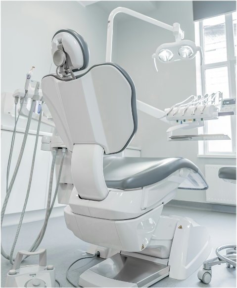 Ein weißer Zahnarztstuhl mit verschiedenen Dentalinstrumenten.