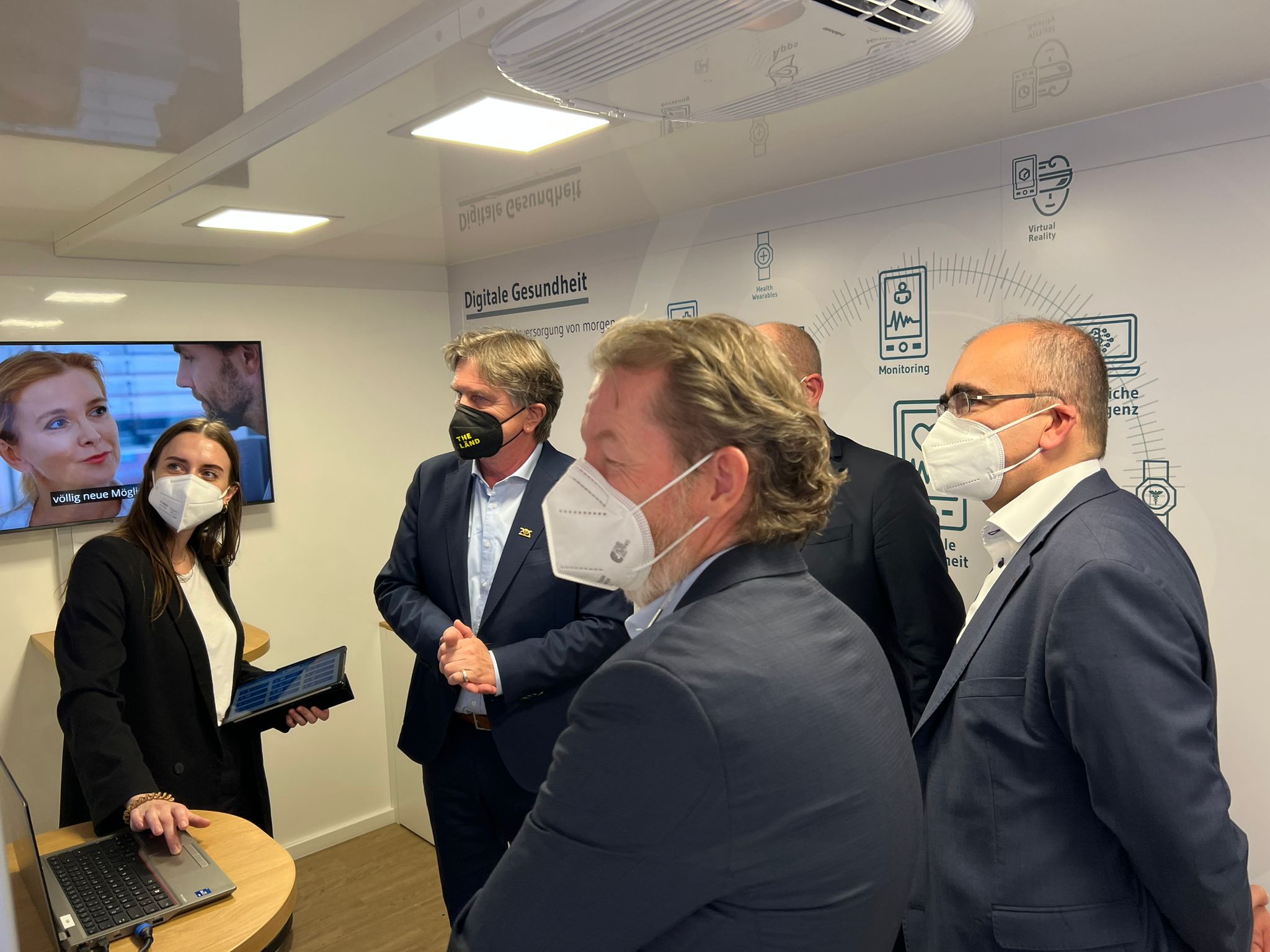 Baden-Württembergs Gesundheitsminister Manne Luche besucht den Digital Health Truck.