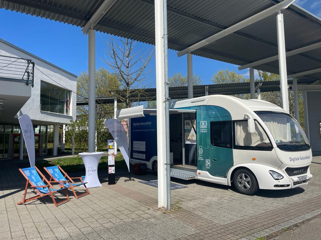 Der Truck steht unter einer Überdachung im Sonnenschein.