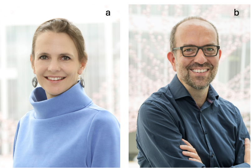 Porträt einer freundlich lächelnden Frau in einem hellblauen Pullover sowie eines Mannes mit kurzen Haaren, Dreitagebart und Brille.
