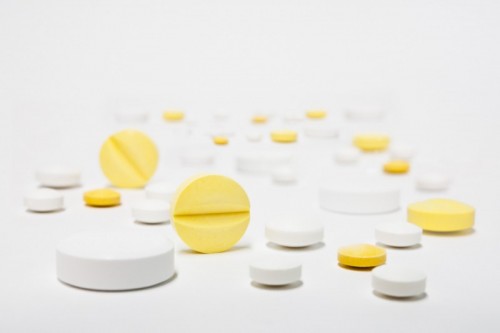Weiße und gelbe Tabletten