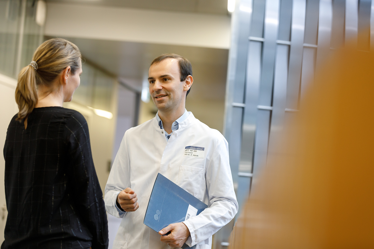 Arzt im Gespräch mit einer Patientin am NCT Heidelberg. Dort sind Krebsforschung und klinische Versorgung der Patienten unter einem Dach vereint.