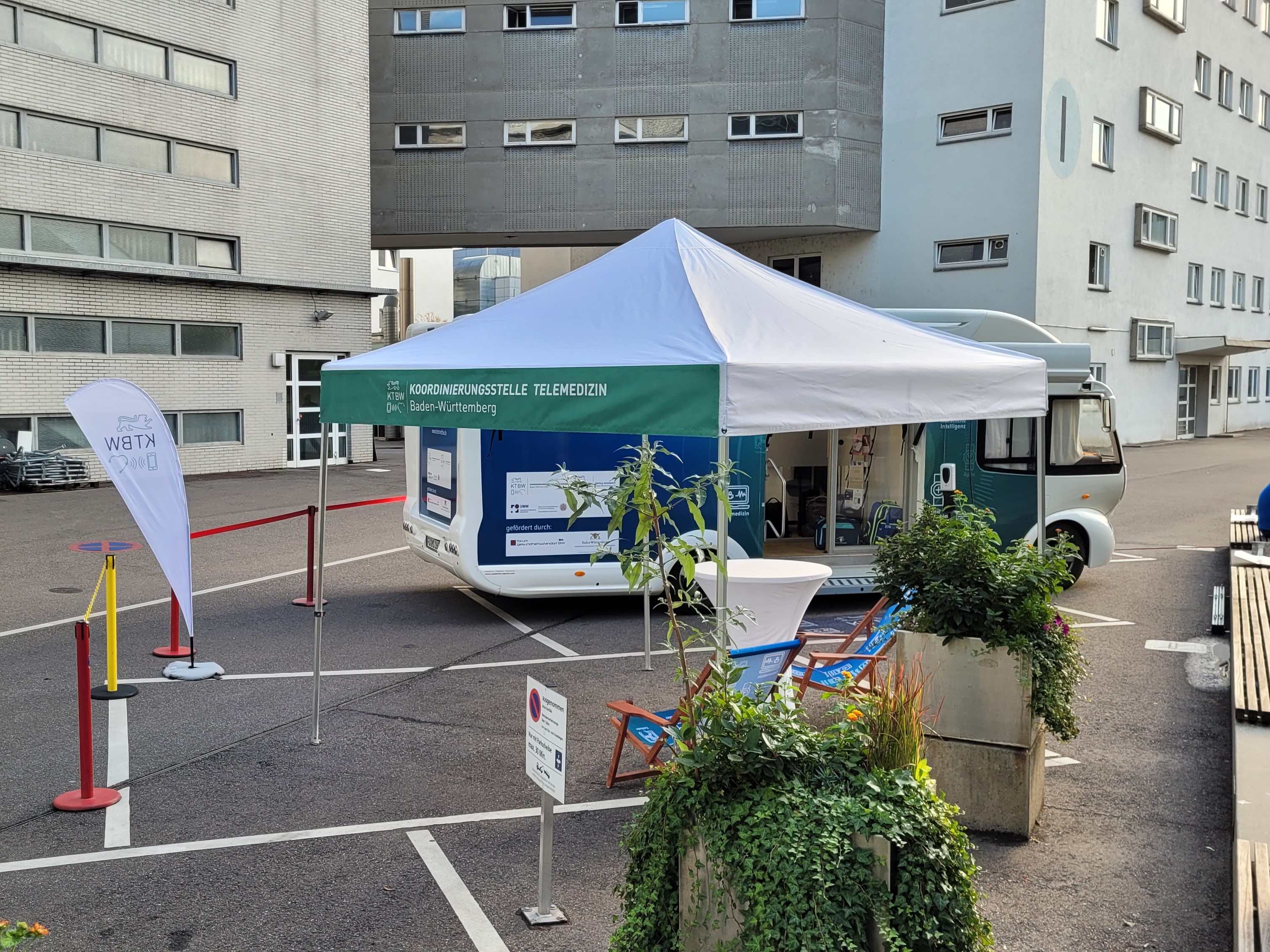 Der Pavillon der Koordinierungsstelle Baden-Württemberg, dahinter steht der grün blau bedruckte Truck mit Informationen zu digitaler Gesundheit, eHealth und Telemedizin.