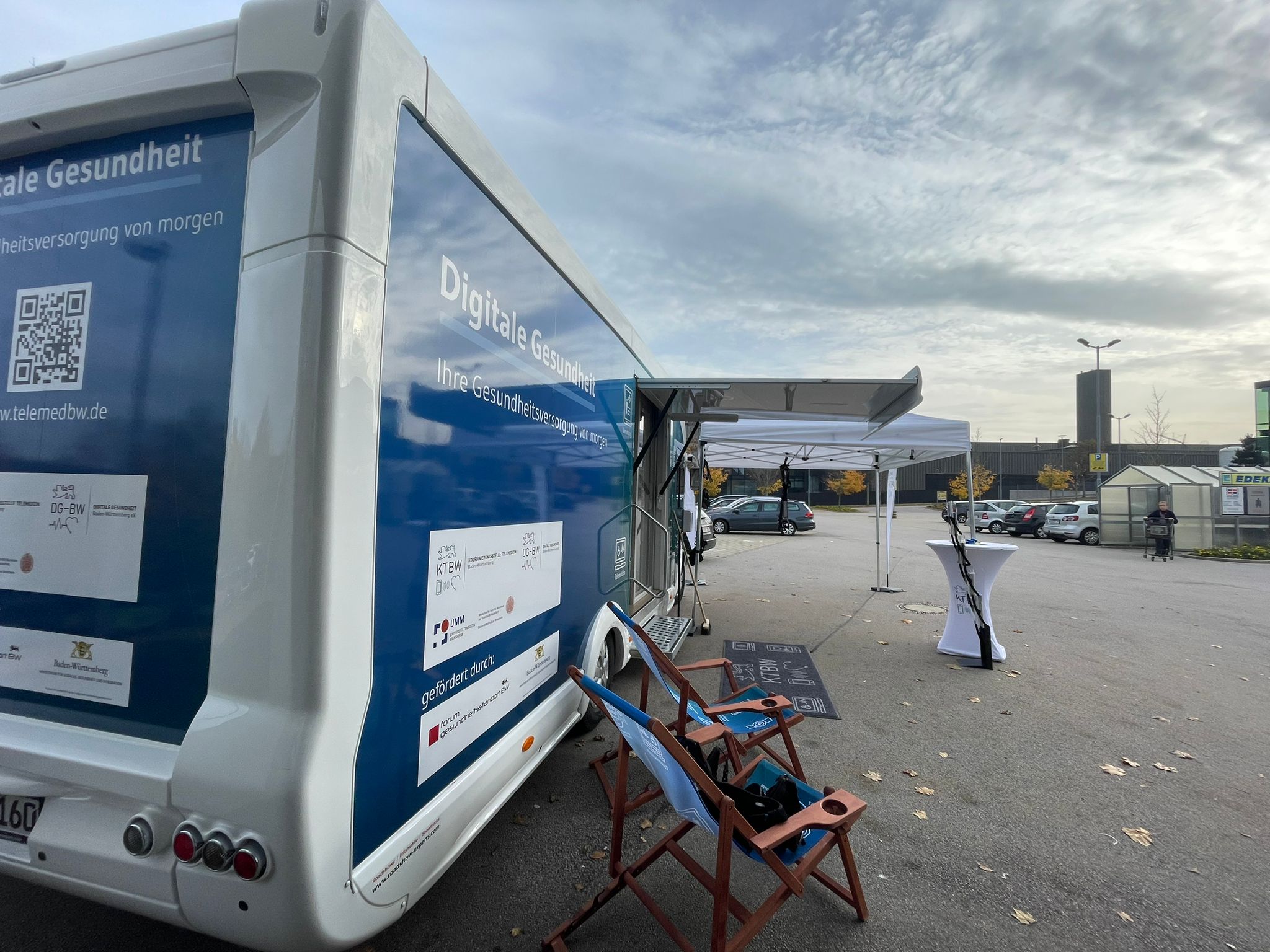 Der Truck von der Seite mit Sonnenschein.