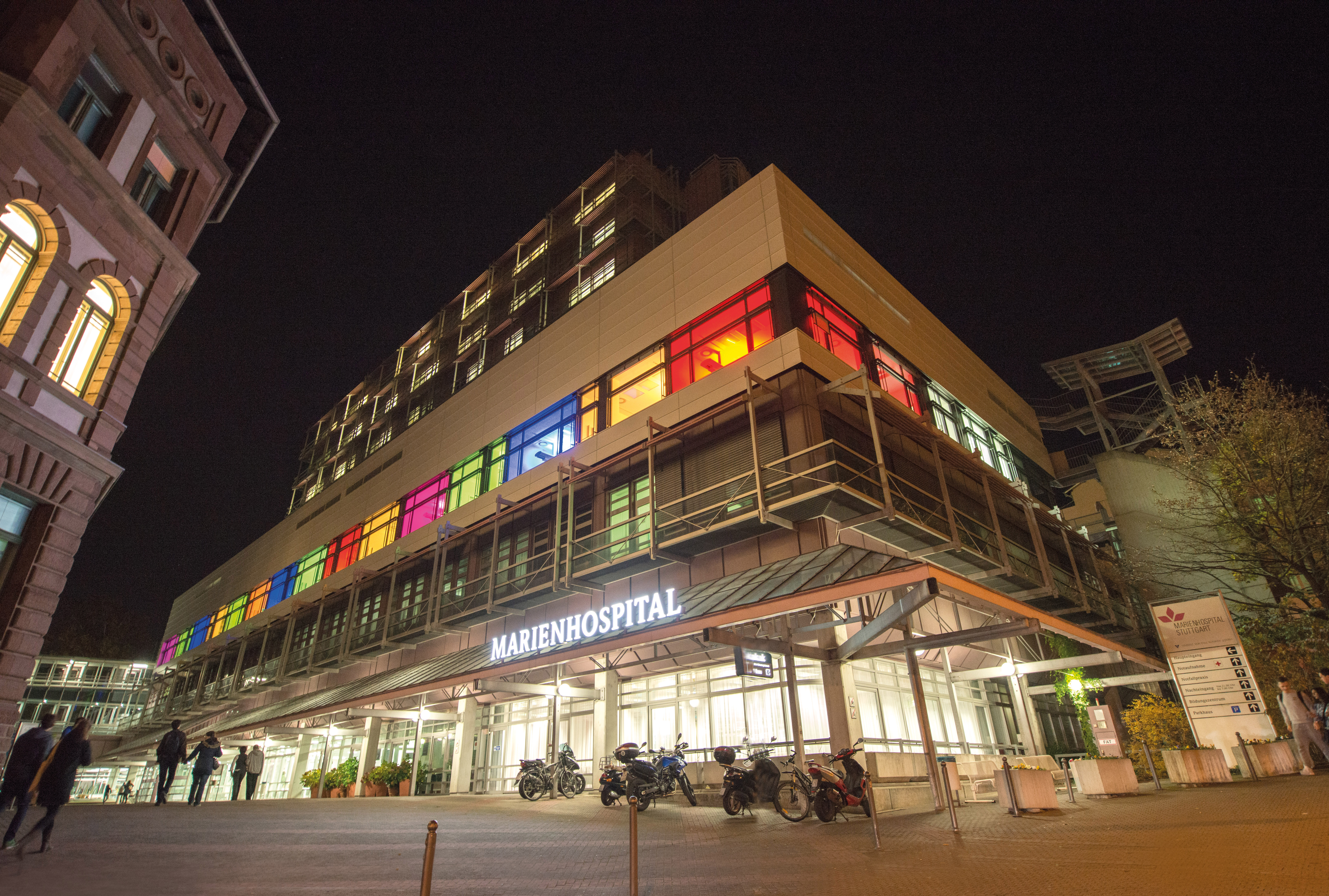 Die Klinik bei Nacht bunt beleuchtet.