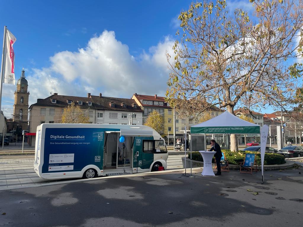 Prof. Dr. Oliver G. Opitz steht an einem Tisch vor dem Truck.