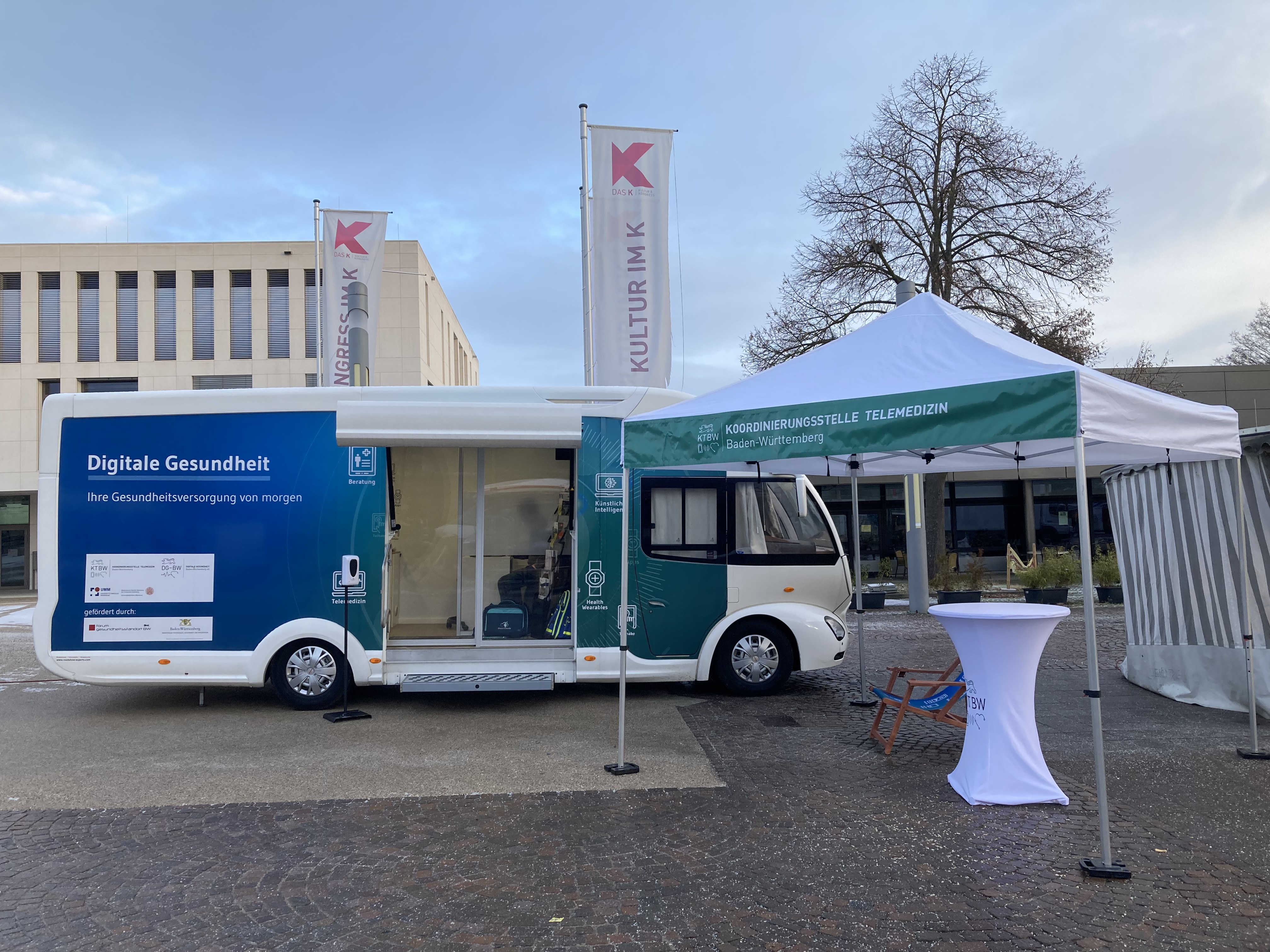 Der Truck steht vor dem Kongresszentrum "Das K".