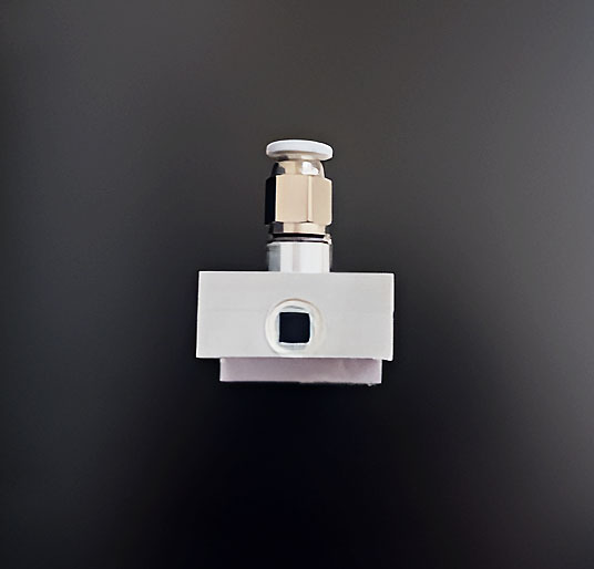 Der metallfarbene, rechteckige Sensor mit Schraubenaufsatz.