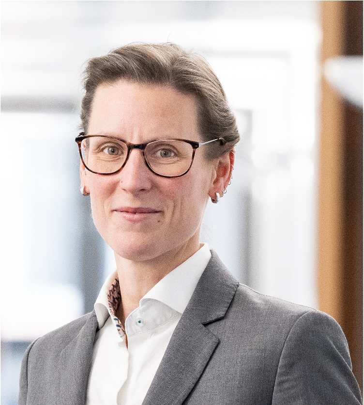 Portrait Dr. Christina Ziegenberg: Eine Frau im grauen Blazer mit Brille