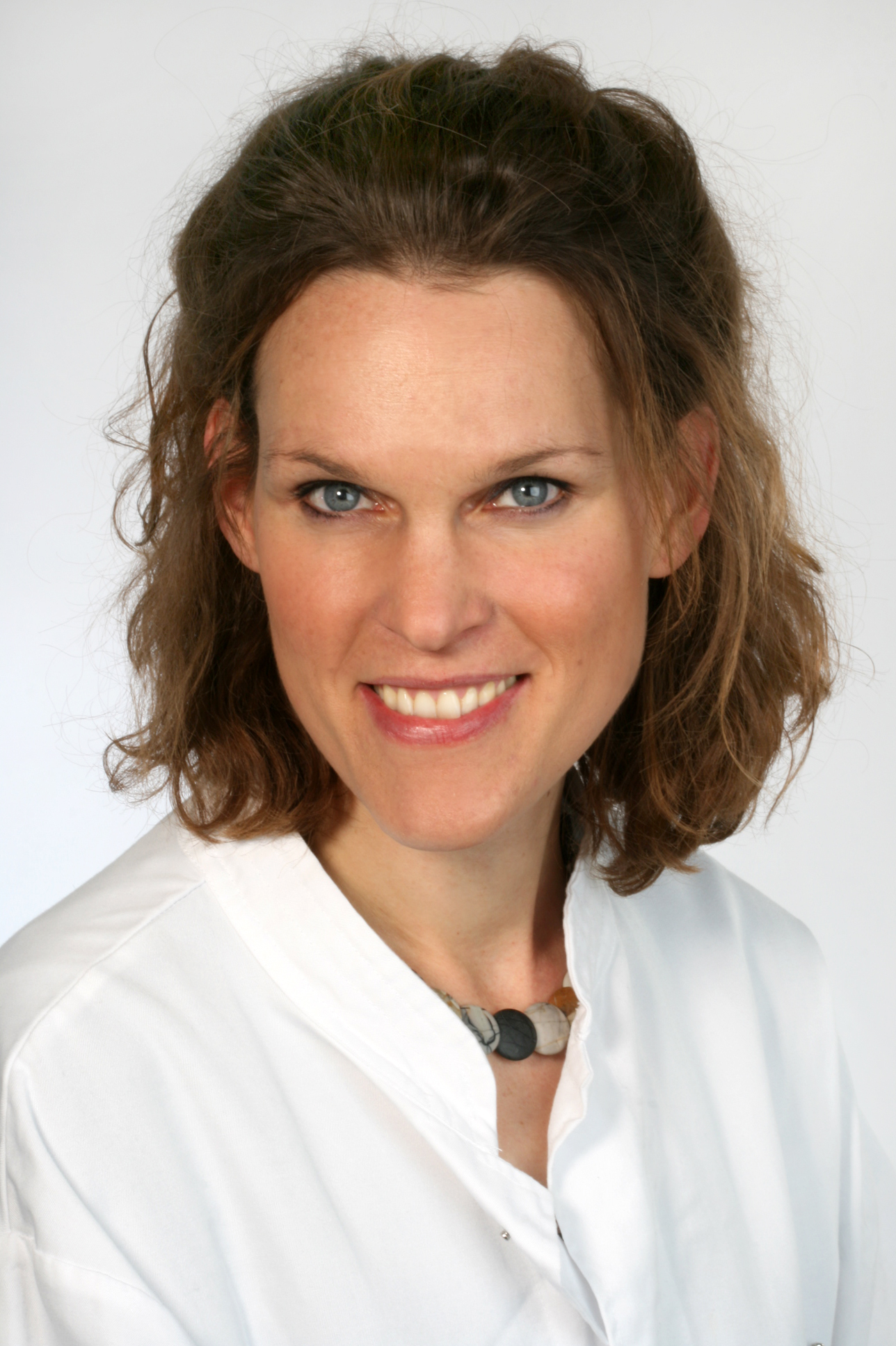 Porträtaufnahme von Dr. Andrea Forschner, Leiterin der Melanom-Ambulanz der Universitäts-Hautklinik Tübingen.