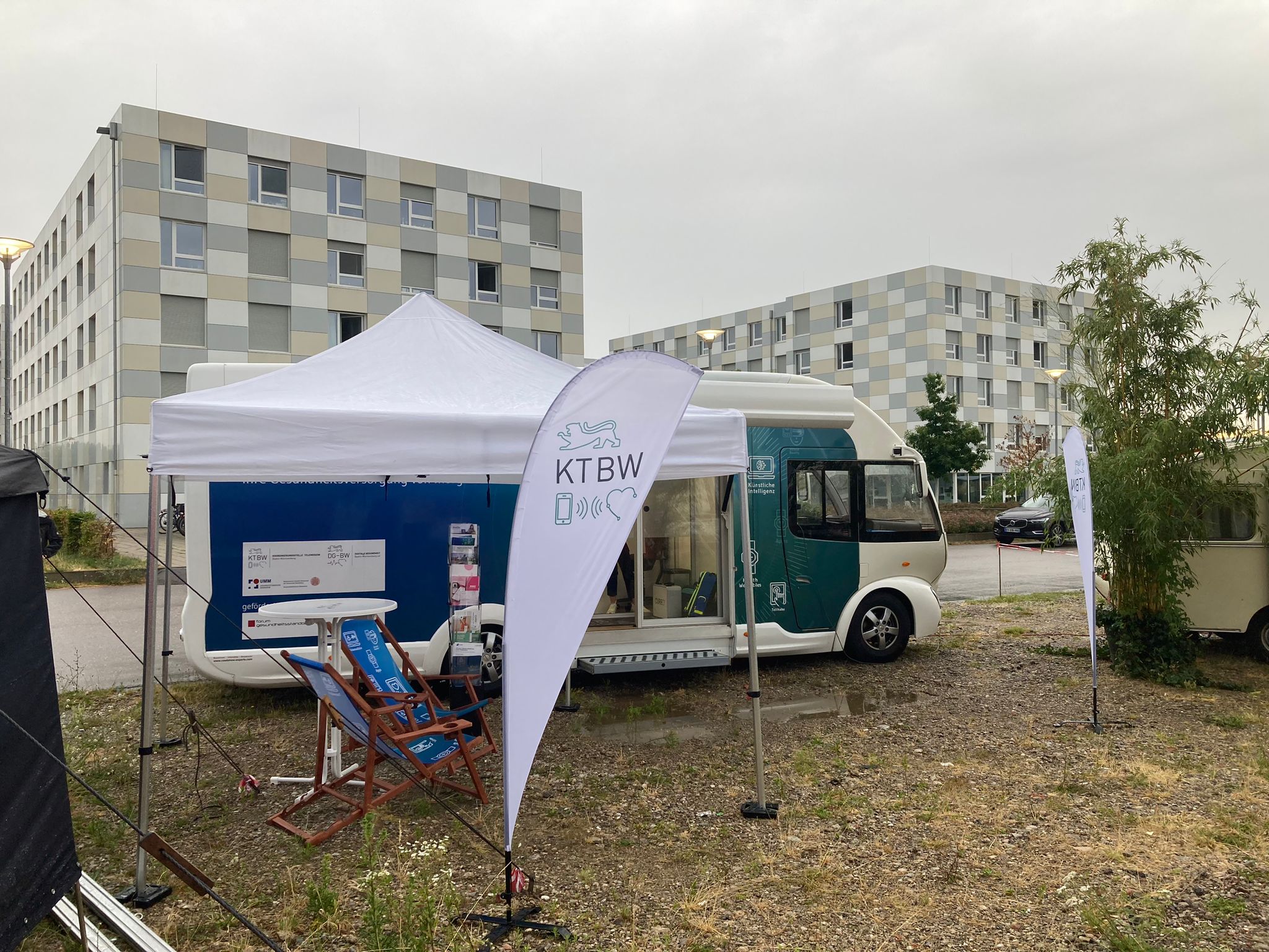 Der Truck steht auf einer Festival-Wiese.