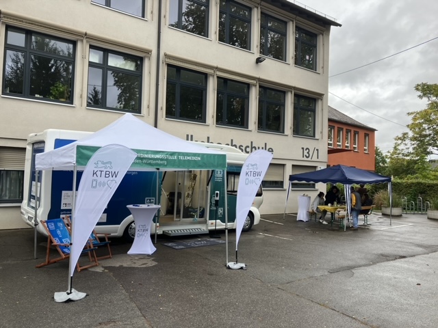 Auch bei Regen ist der Digital Health Truck unterwegs: Der Truck und der Pavillon der KTBW vor der Volkshochschule Filderstadt