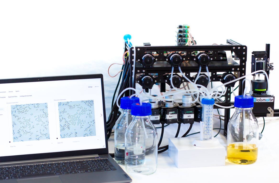 The execution of the experiment is fully automated by AI. The experiment is carried out by moving the solutions through many tubes and bottles, and data is collected and evaluated at the same time.