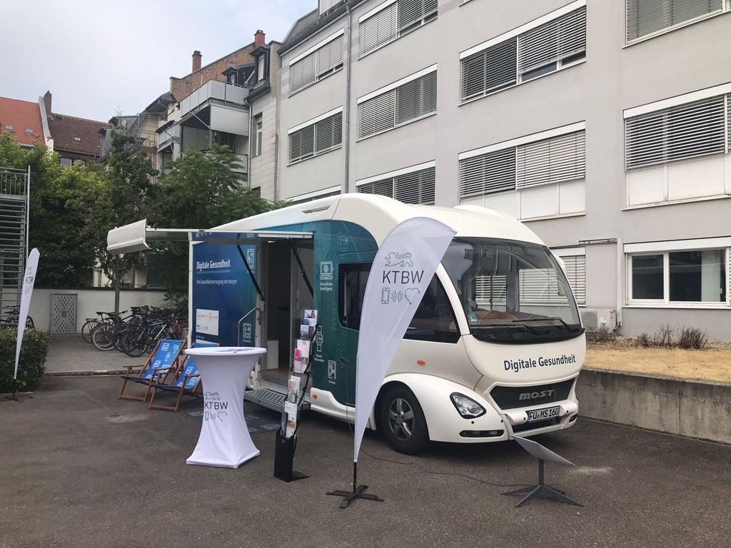 Der Truck steht vor einem Gebäude.