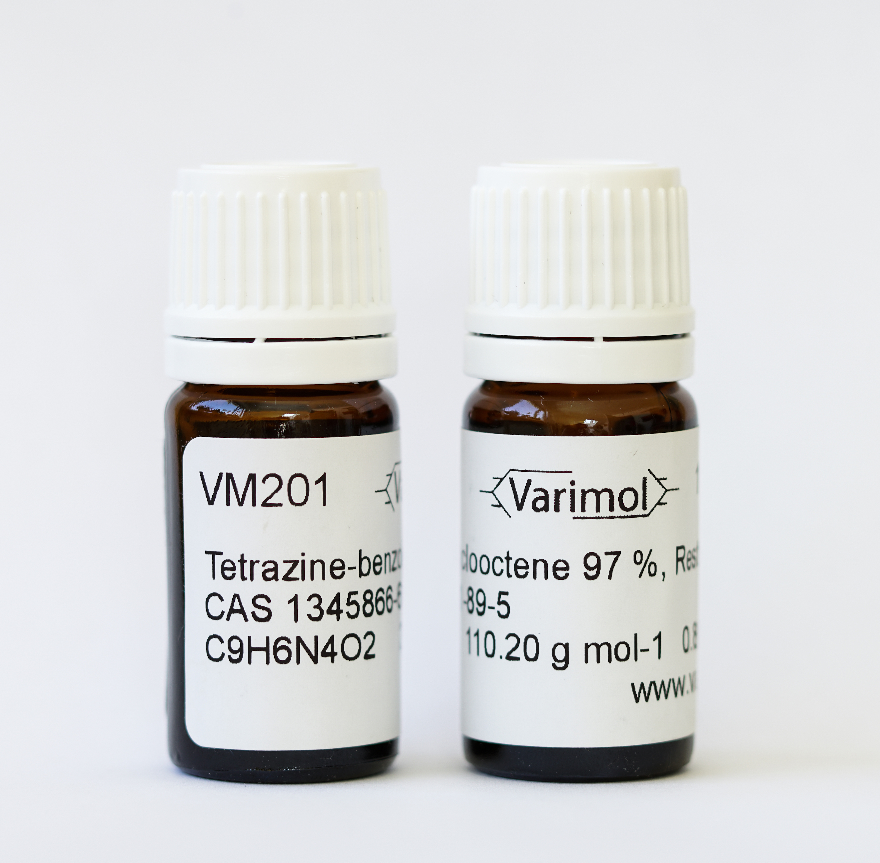 Das Bild zeigt zwei kleine braune Chemikalienfläschchen, die alle nötigen Reagenzien für ihre Anwendung für Kunden der Varimol enthalten.