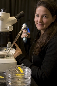 Porträtfoto der Biologin Dr. Felicity Jones im Labor.