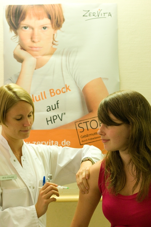 Eine junge Frau erhält in den rechten Oberarm eine Spritze mit dem Impfstoff gegen Humane Papillomviren.