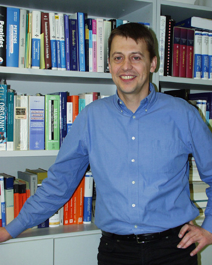 The chemist Prof. Valentin Wittmann focuses on the chemical biology of carbohydrates. (Photo: Keller-Ullrich)