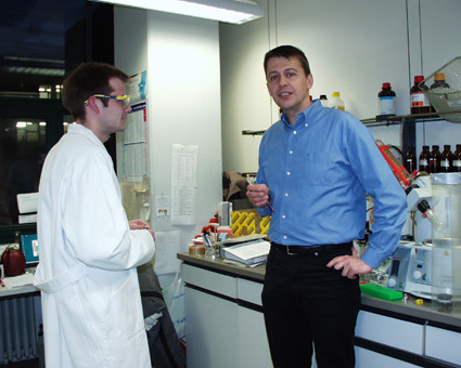 Prof. Valentin Wittmann with one of his colleagues in his laboratories at the University of Constance (Photo: Keller-Ullrich)