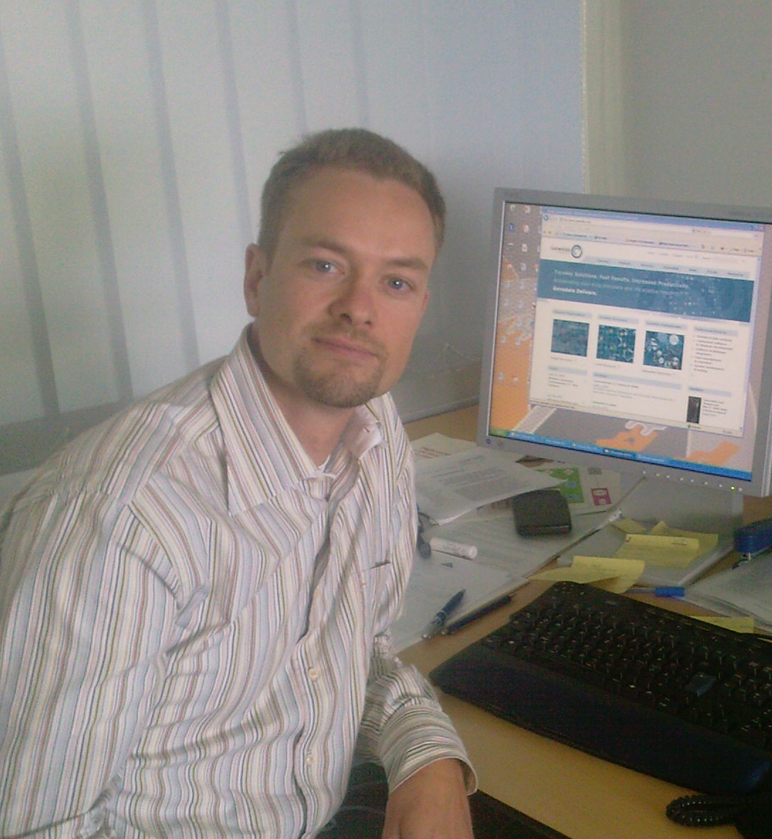 Dr. Timo Wittenberger, Head of Business Operations Konstanz, sitting at his desk.