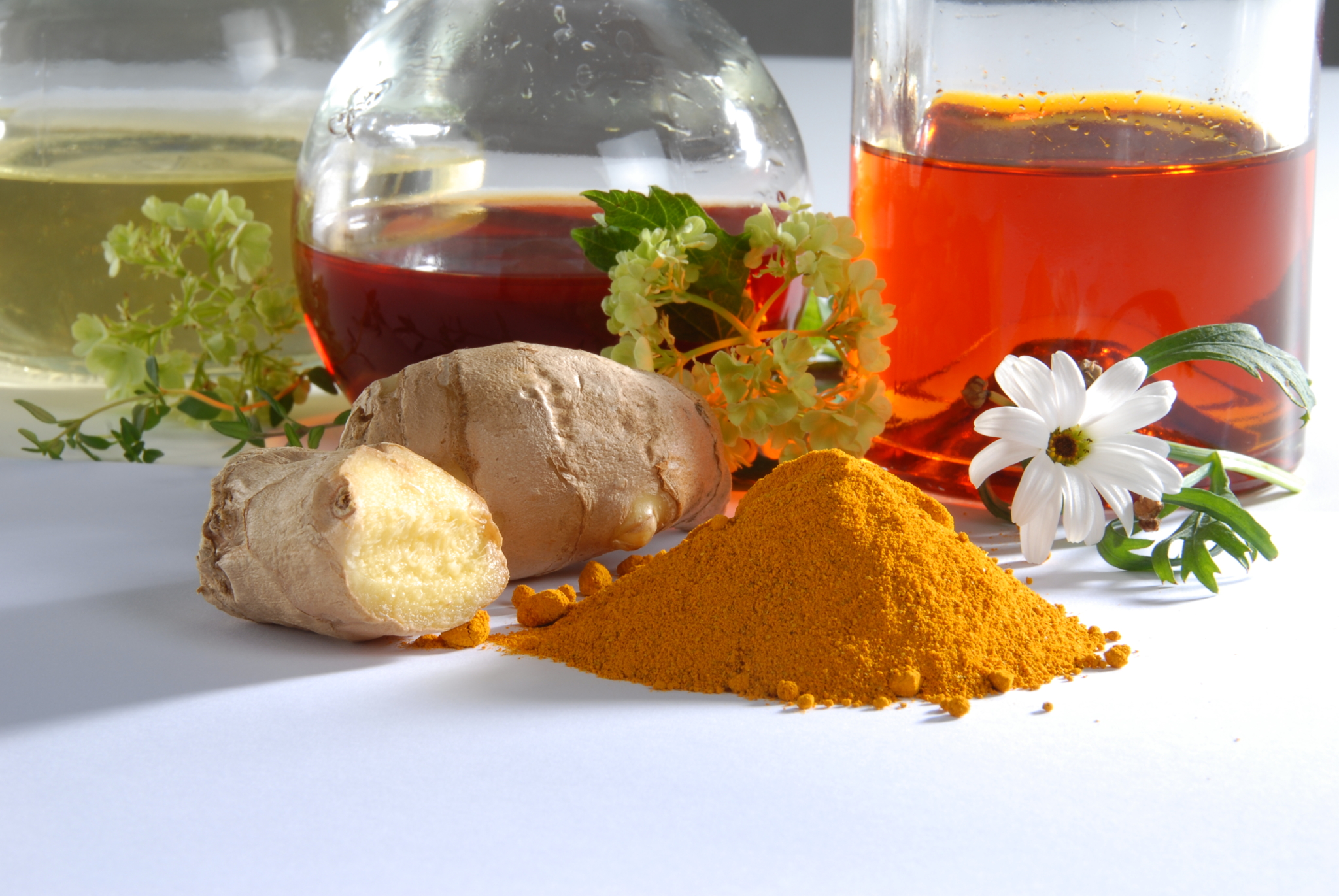 The photo shows the ingredients of Paramirum, including high-quality oils and plant essences.