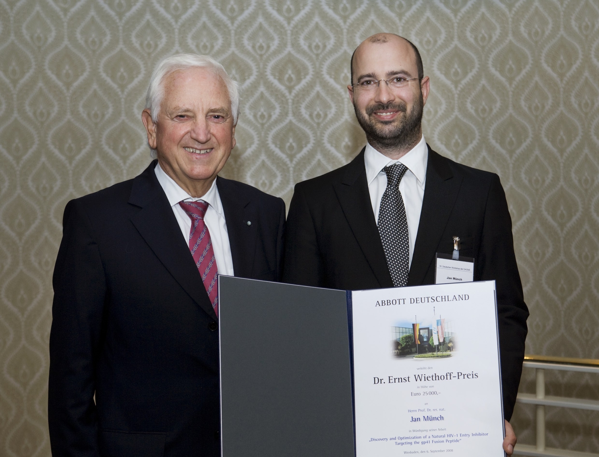 The winner of the award, Prof. Münch (left). (Photo: UK Ulm)