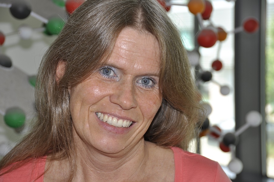 The photo shows Dr. Claudia Friesen, a cancer researcher from Ulm