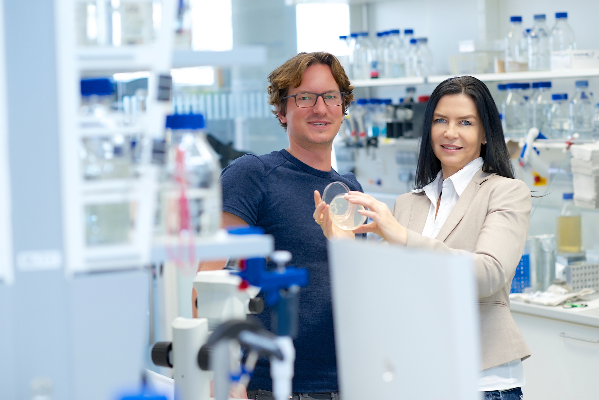 Prof. Dr. Elke Deuerling und Dr. Martin Gamerdinger im Labor