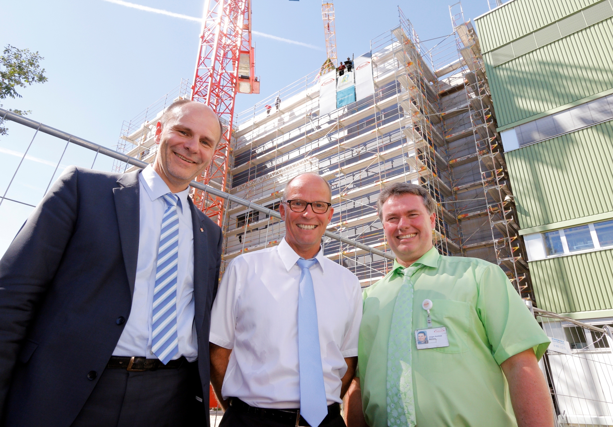 The photo shows Bernd Häusler (Mayor of Singen), Kim Konradsen (Vice President Operations Liquid & Steriles Europe, Takeda) and Dr. Jürgen-A. Mahling (Manager of the Singen-based Takeda subsidiary) during the topping out ceremony for a production building