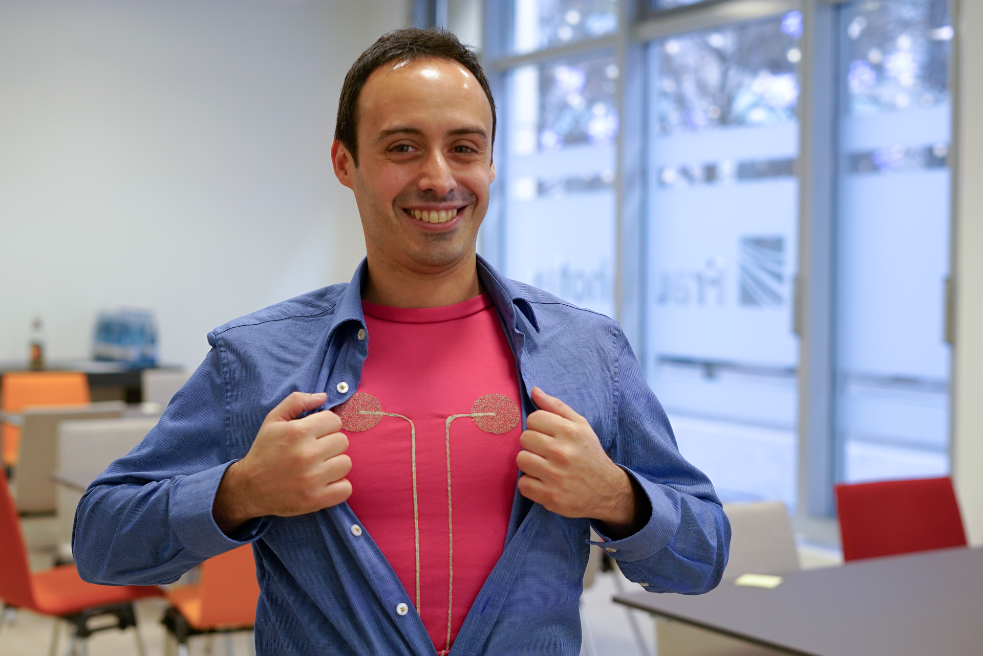 Telemedizin: Vitor Vieira (Inova DE) mit einem selbst entwickelten Wearable, einem T-Shirt zur verbesserten Interaktion zwischen Patienten und Kardiologen für fernkontrolliertes Monitoring