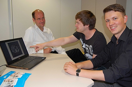 zu sehen sind die folgende drei Personen: Bei ihrer Bachelorarbeit wurden die Konstanzer Studenten Matthias Hillert (Mitte) und Pascal Laube (rechts) von Prof. Dr. Christian Johner (links) betreut.