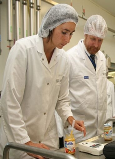 Im Labor kontrollieren zwei Mitarbeiter die Qualität von Babynahrung.
