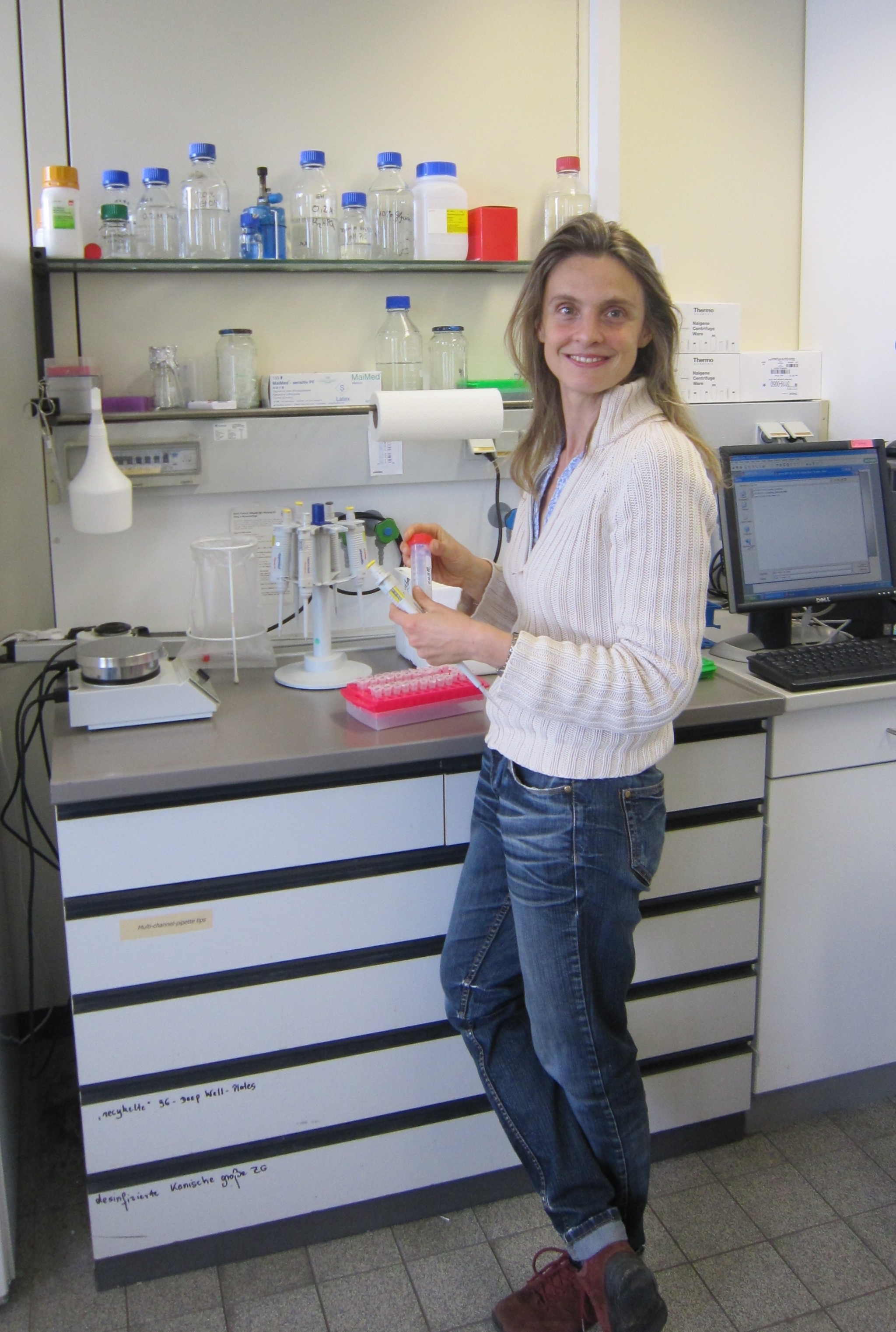 Die Biochemikerin Dr. Marina Rubini arbeitet am Proteindesign durch nichtnatürliche Aminosäuren, um so beispielsweise definierte posttranslationale Modifikationen gezielt in Proteine einbringen zu können. Zu sehen ist Dr. Rubini im Labor.