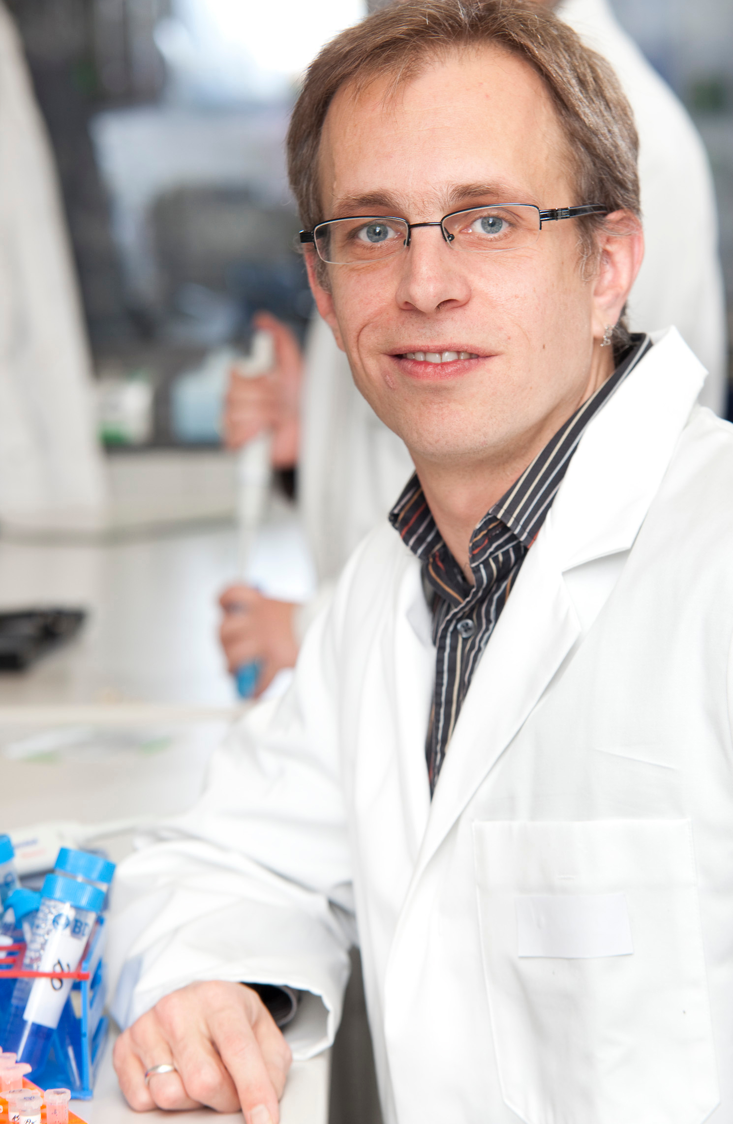 Das Bild zeigt den Ulmer Biochemiker Florian Kreppel, dessen Arbeitsgruppe der Sektion Gentherapie der Ulmer Universität 1,7 Mio. von der Gründungsoffensive Biotechnologie des Bundesforschungsministeriums erhalten hat.