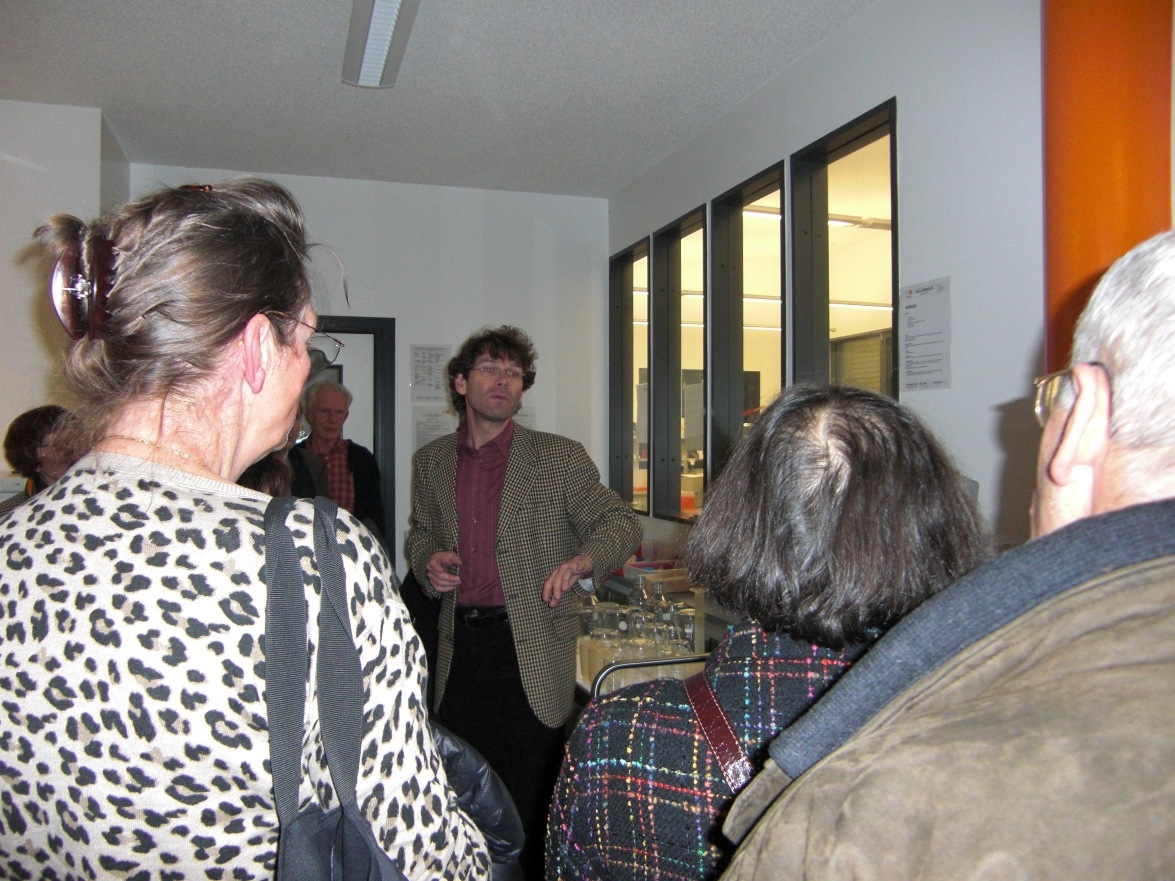 Dr. Christopher Bauser mit den naturwissenschaftlich interessierten Besuchern im GATC-Labor.