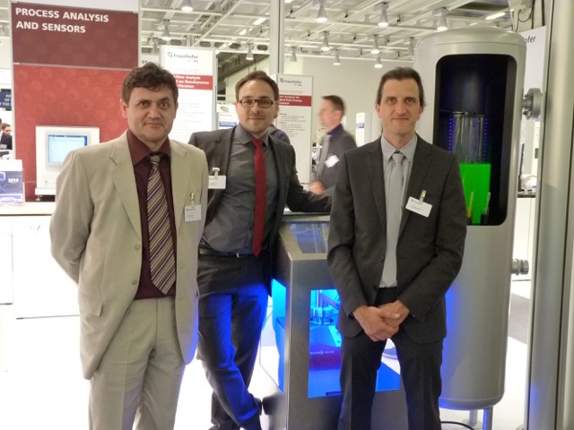Team of developers from the Fraunhofer ICT (from left to right: Martin Joos, Matthias Stier,Stephan Scherle) in front of the foxySpec system. Photo taken at ACHEMA 2016.