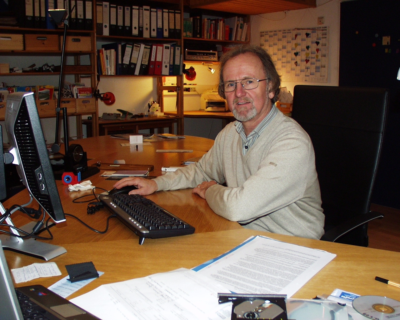 Dr. Michael Steinwand im Büro an seinem Schreibtisch