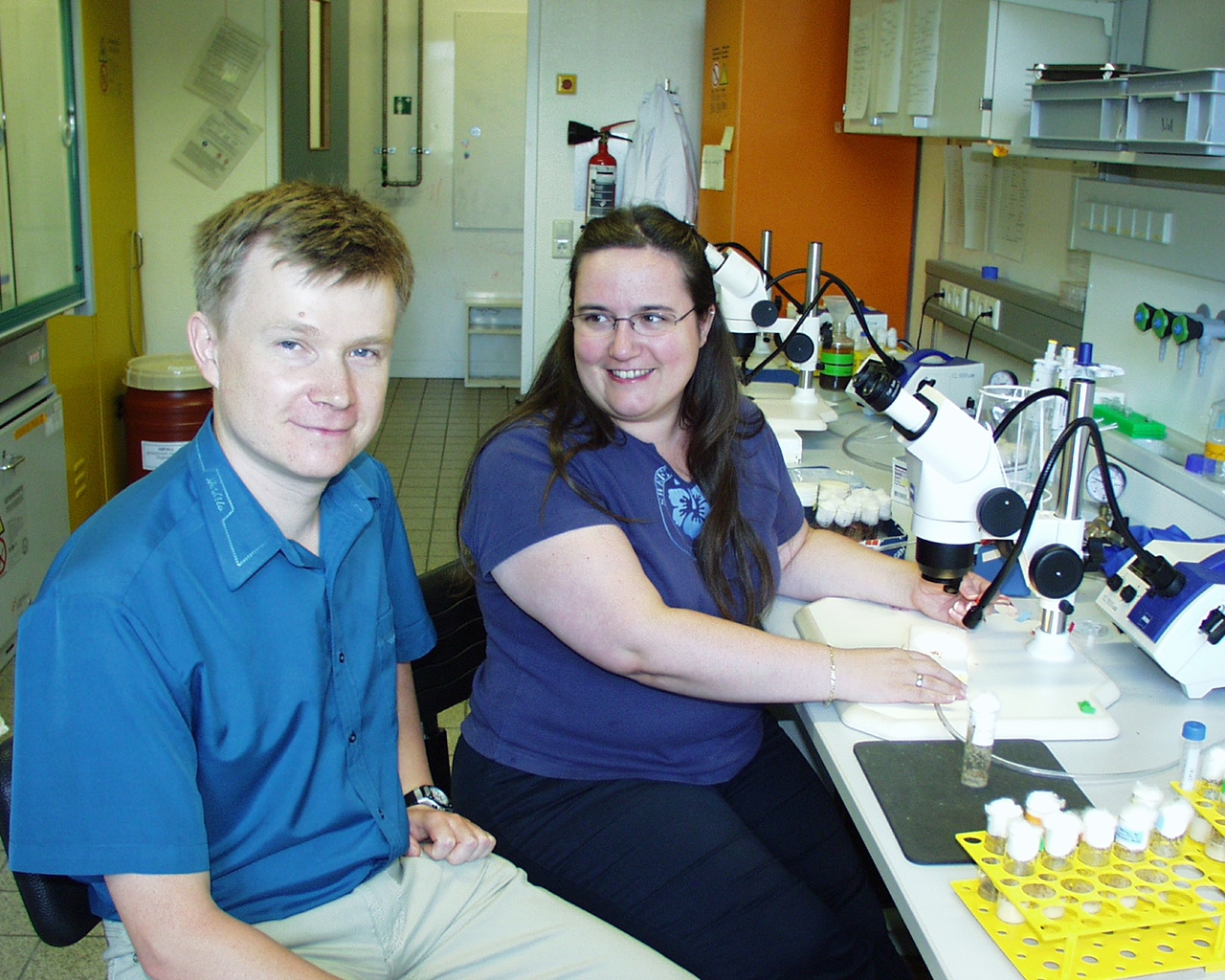 Dr. Vladimir Katanaev und seine Mitarbeitern Dr. Diane Egger-Adam im Labor (Foto: Keller-Ullrich)