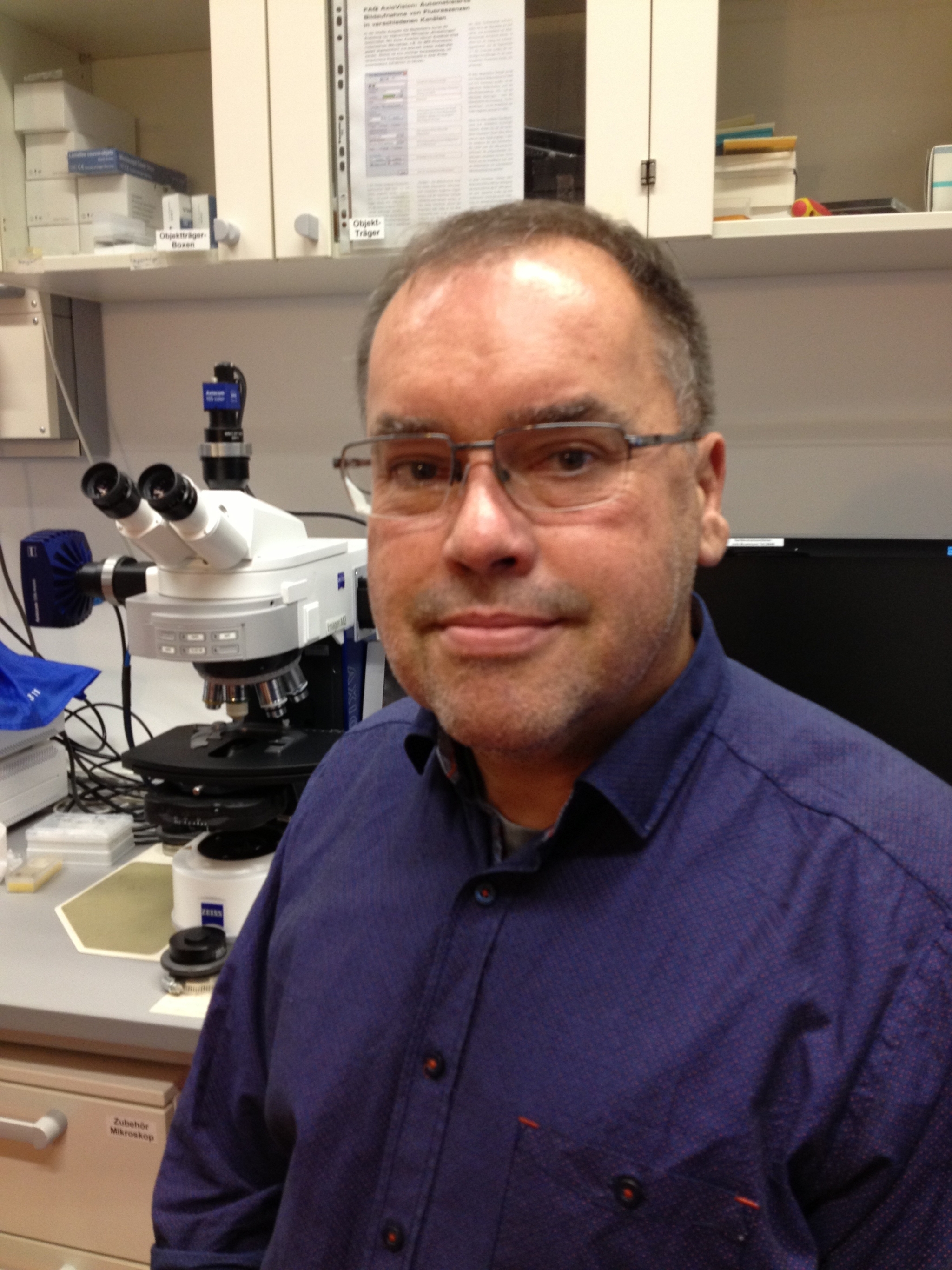 Das Porträtfoto zeigt Prof. Dr. Thomas Schwartz im Labor.