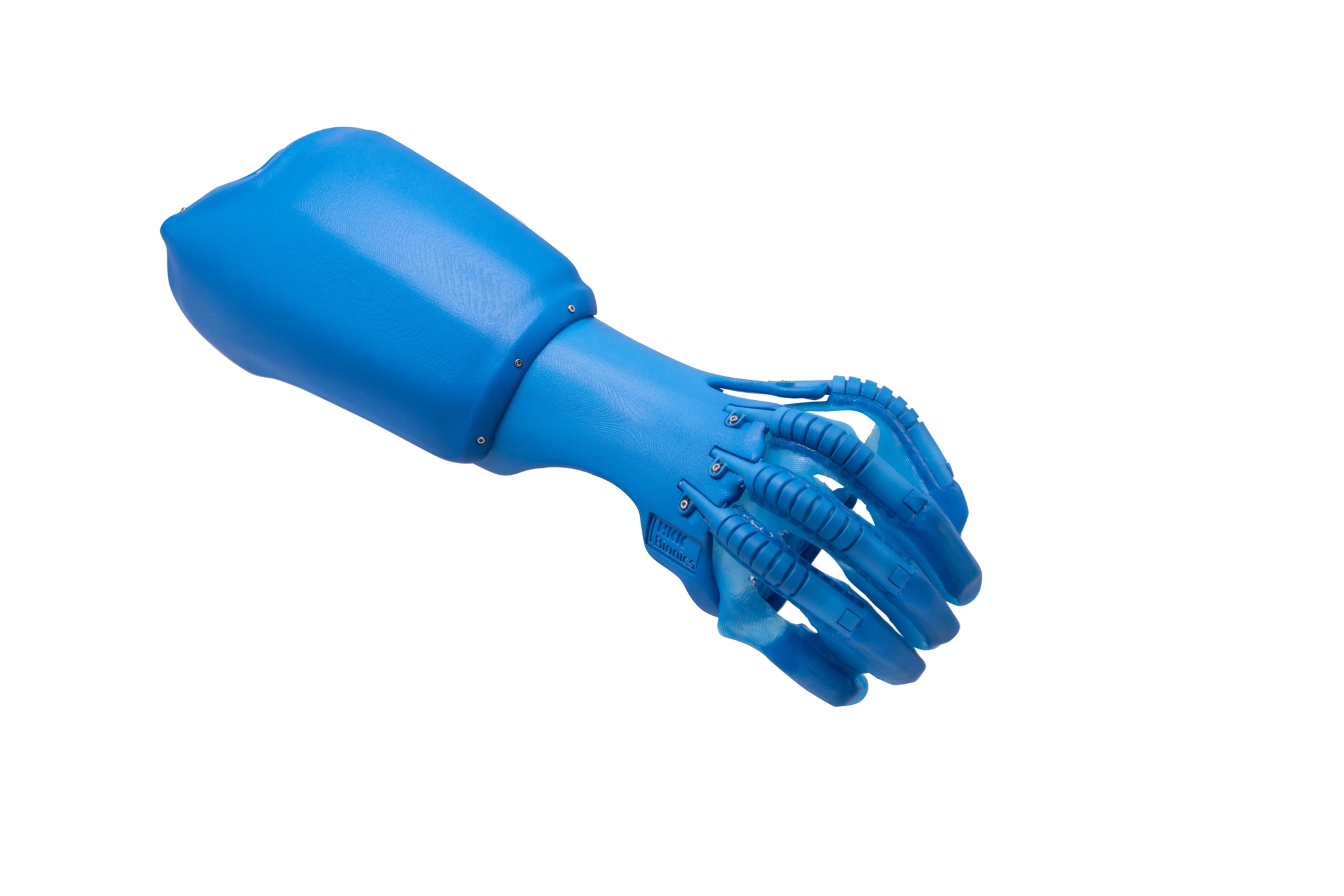 Das Bild zeigt eine blaue Plastikhand, bestehend aus mehreren miteinander verschraubten Teilen: einem Schaft, unter dem sich die Muskelsensoren befinden, dessen Unterseite aufgeklappt ist; es folgt ein Zwischenstück sowie die fünf Finger, auf denen die so