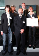 Es sind 5 Personen abgebildet. Die Preisträgerin hält eine Urkunde in der Hand.