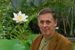 The photo shows Prof. Dr. Peter Nick standing in front of a variety of plants.