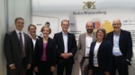 Sieben Personen, vier Männer und drei Frauen, stehen vor einem großen Banner der BIOPRO Baden-Württemberg Gmbh, der Baden-Württemberg International GmbH und der Initiative Start-up BW des Ministeriums für Wirtschaft, Arbeit und Wohnungsbau Baden-Württemberg.