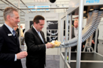 Ministerpräsident Stefan Mappus besichtigt auf der Hannover Messe am 19. April 2010 am Stand der Festo AG den Greifarm, der am 1. Dezember 2010 in Berlin von Bundespräsident Christian Wulff mit dem Deutschen Zukunftspreis 2010 ausgezeichnet wurde.