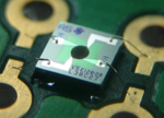 Die Gassensoren können direkt auf Leiterplatten geklebt werden, hier wurde der Sensor auf einem nur zwei Quadratmillimeter großen Chip platziert.